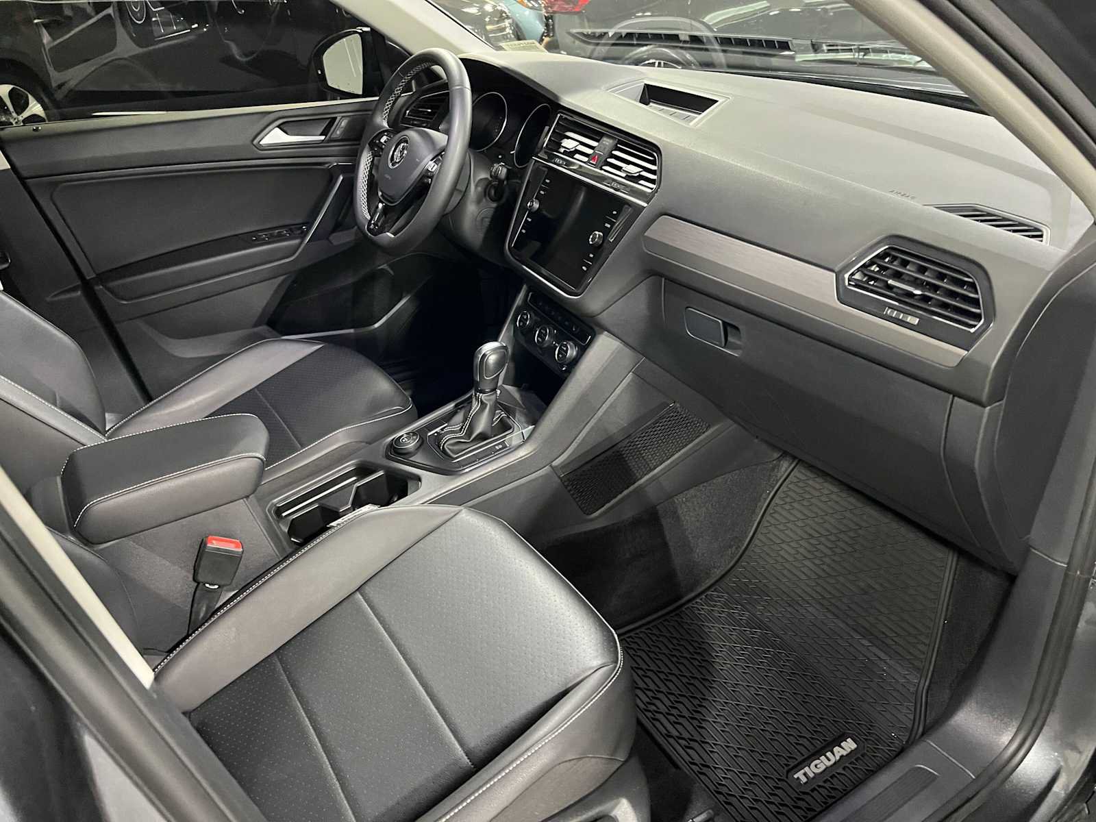 Used 2021 Volkswagen Tiguan SE w/ Panoramic Sunroof Package AWD/4WD image 11