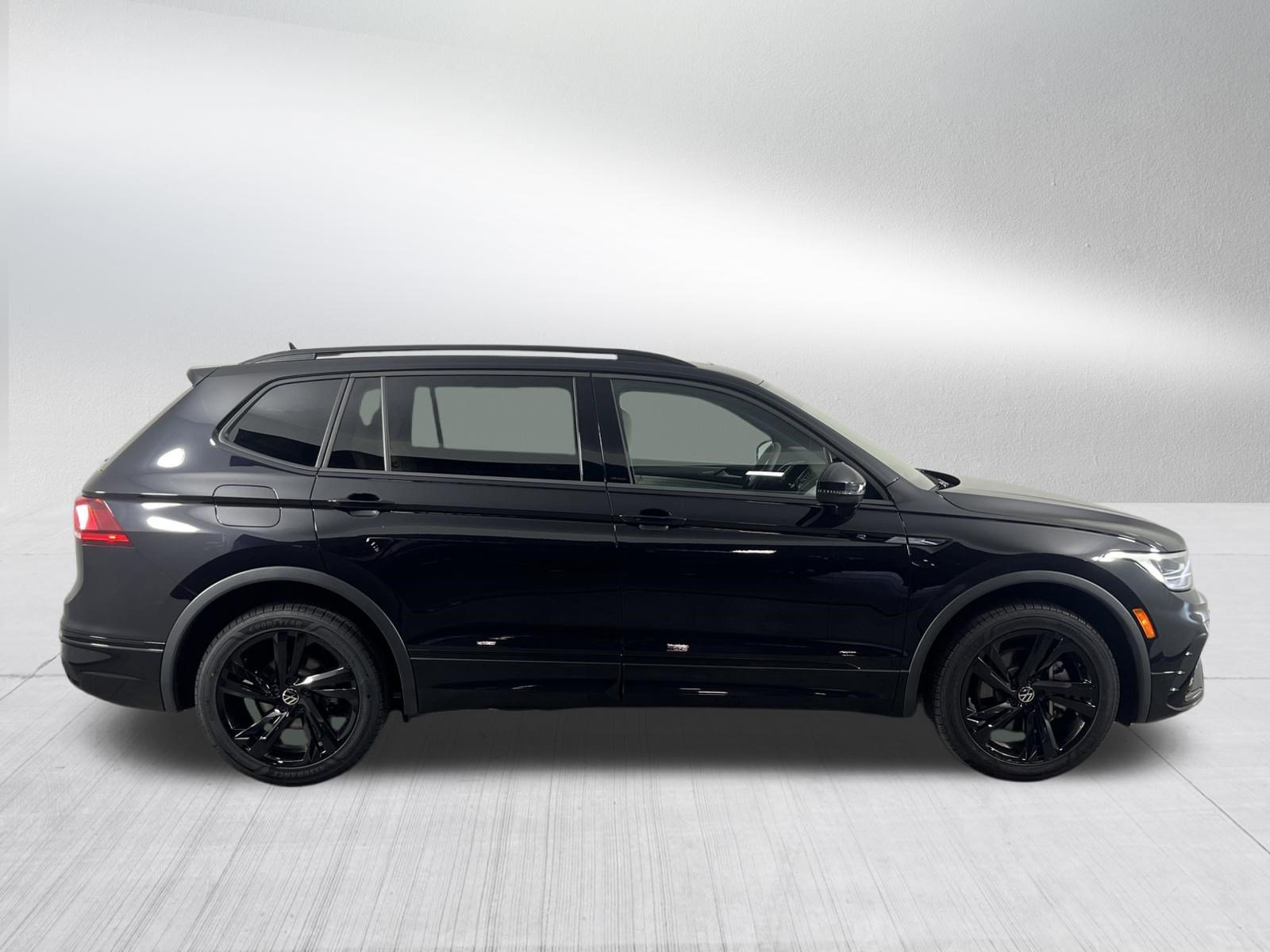 Used 2023 Volkswagen Tiguan SE R-Line AWD/4WD image 8