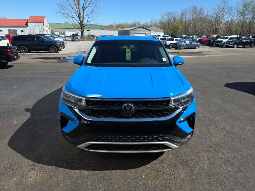 Used 2022 Volkswagen Taos SE w/ Panoramic Sunroof Package image 3