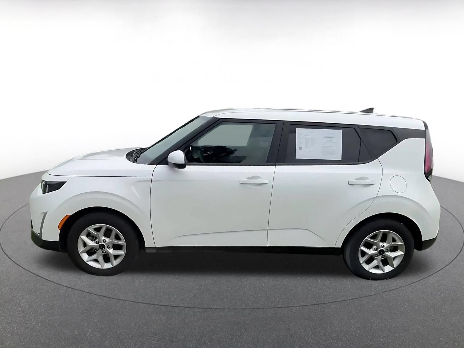 Used 2025 Kia Soul LX w/ LX Technology Package FWD image 9