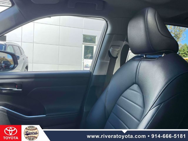 Used 2024 Toyota Highlander XLE AWD/4WD image 30