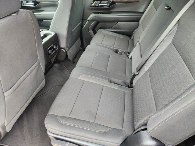 Used 2025 Chevrolet Suburban LS image 31