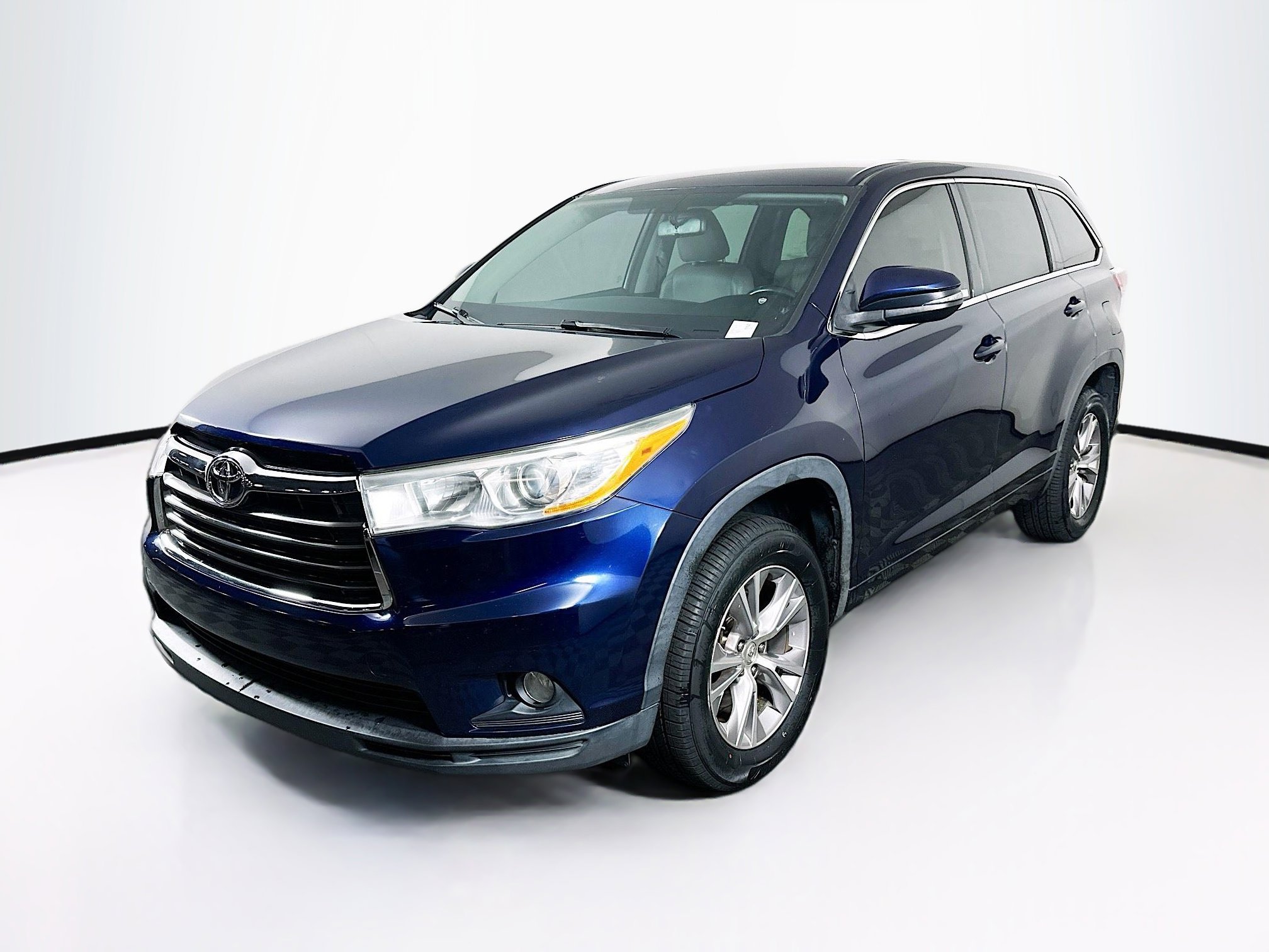 Used 2014 Toyota Highlander Plus FWD image 3