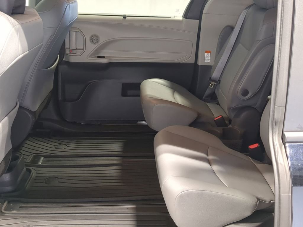 Used 2021 Toyota Sienna XLE FWD image 23