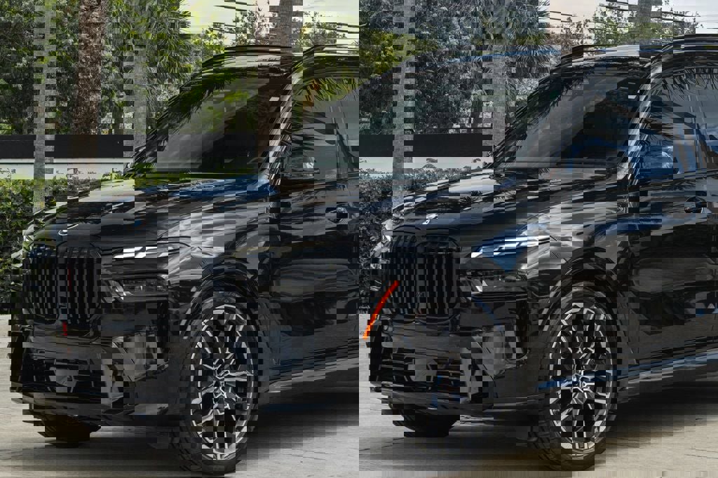 Used 2024 BMW X7 xDrive40i w/ M Sport Package image 2