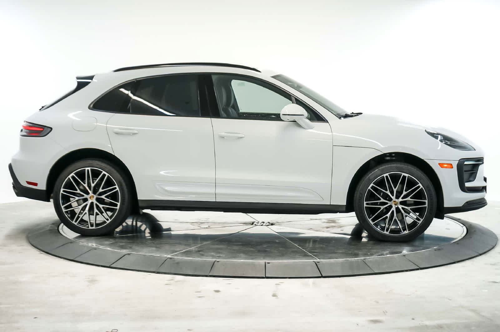 Certified 2026 Porsche Macan AWD/4WD image 8
