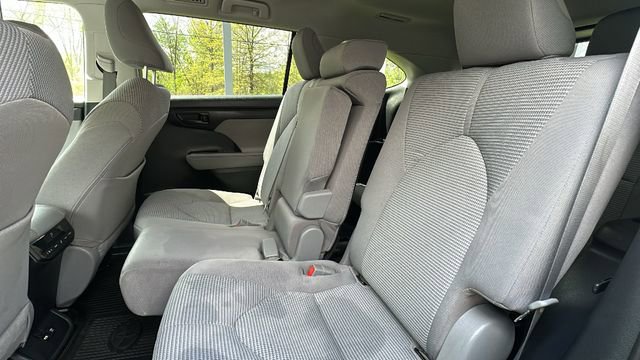 Used 2020 Toyota Highlander LE AWD/4WD image 28