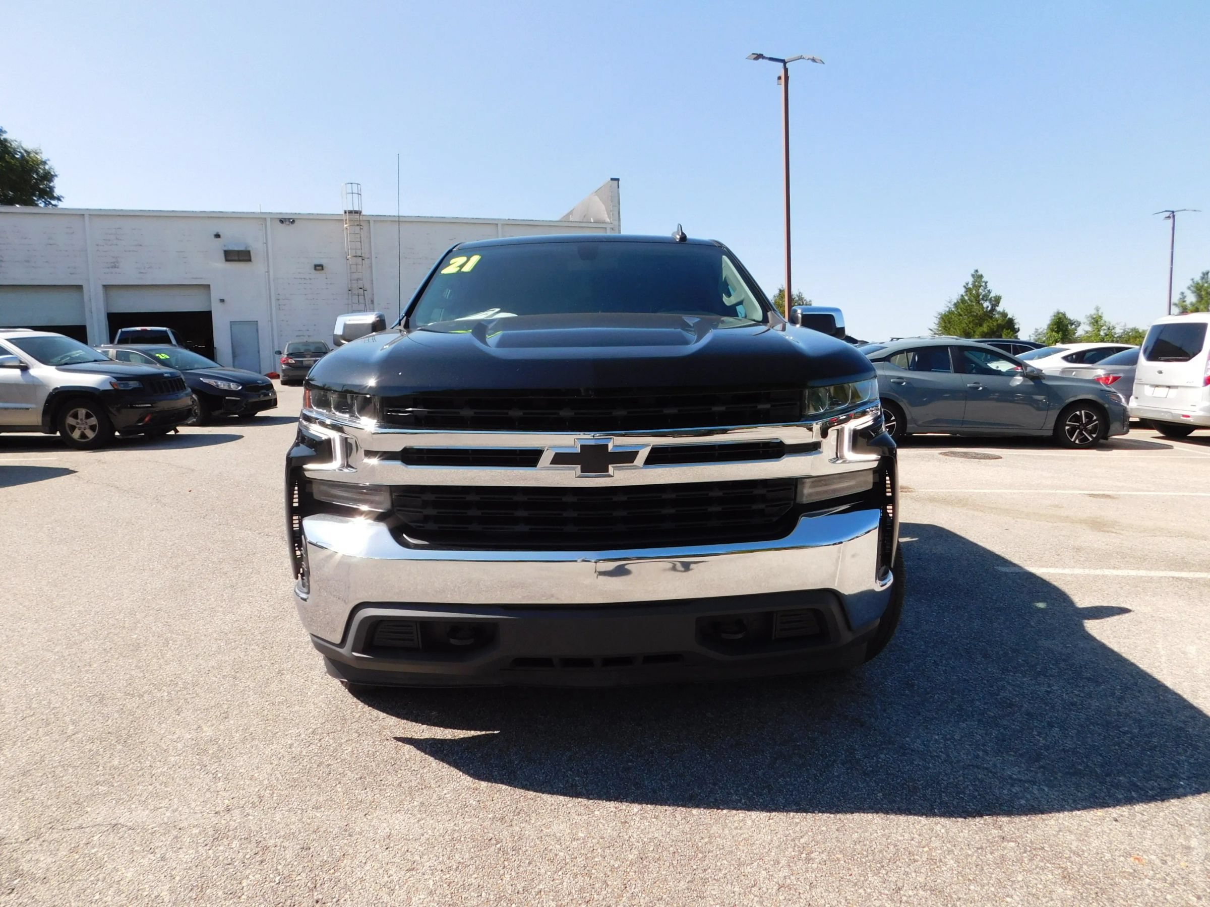 Used 2022 Chevrolet Silverado 1500 LT AWD/4WD image 3