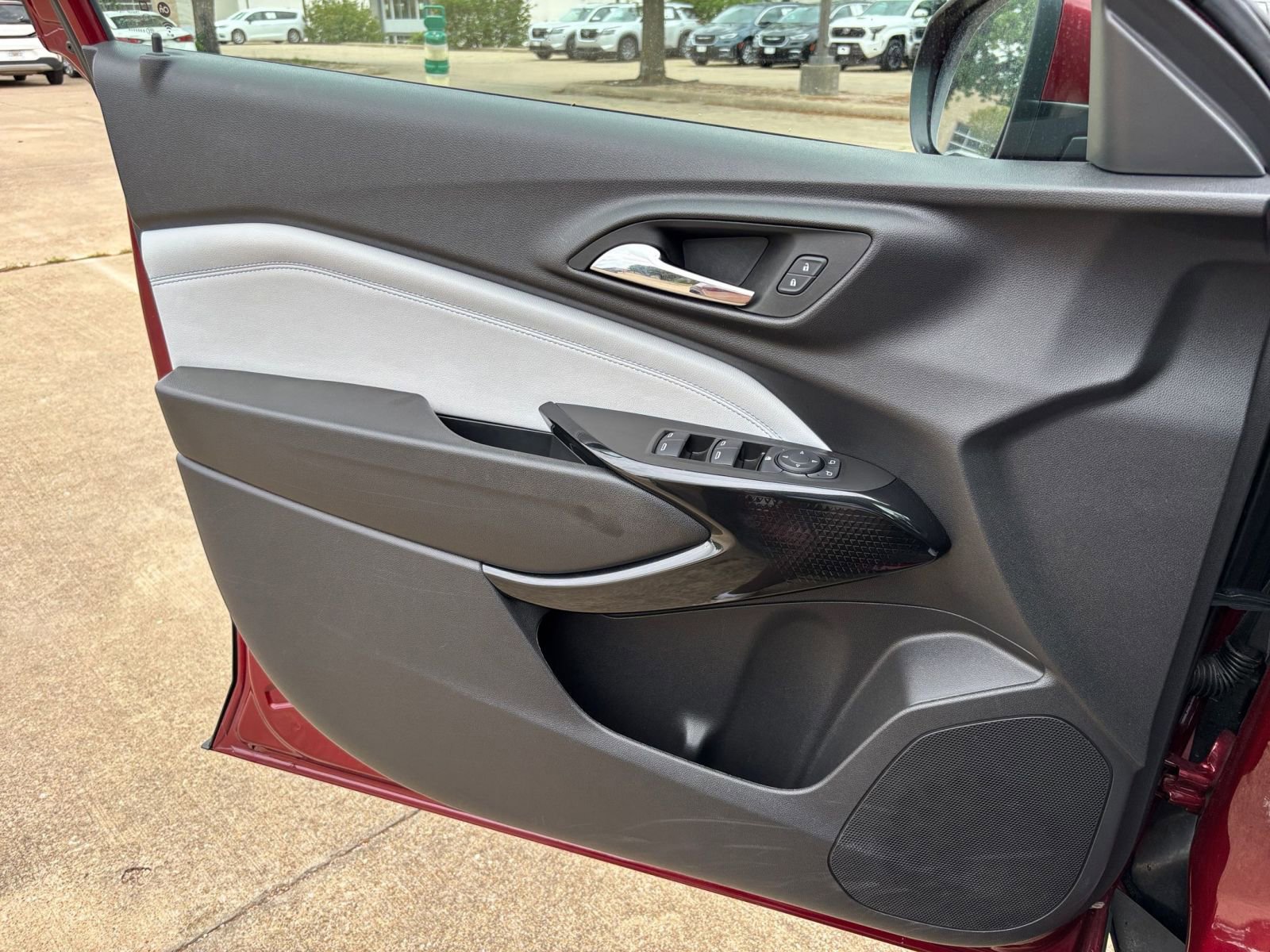 Used 2025 Chevrolet Trax LT image 18