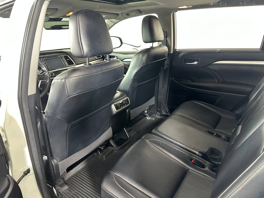 Used 2018 Toyota Highlander XLE AWD/4WD image 24