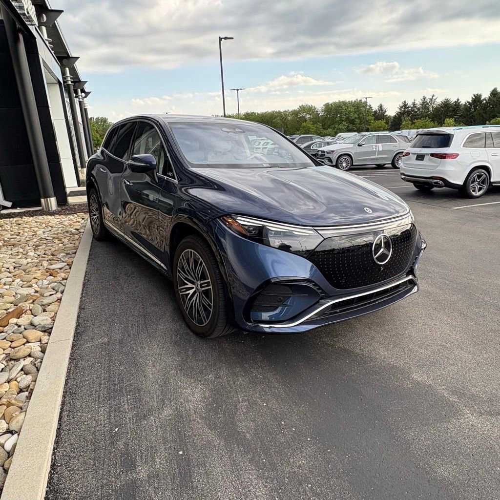 Used 2023 Mercedes-Benz EQS 580 4MATIC SUV image 4