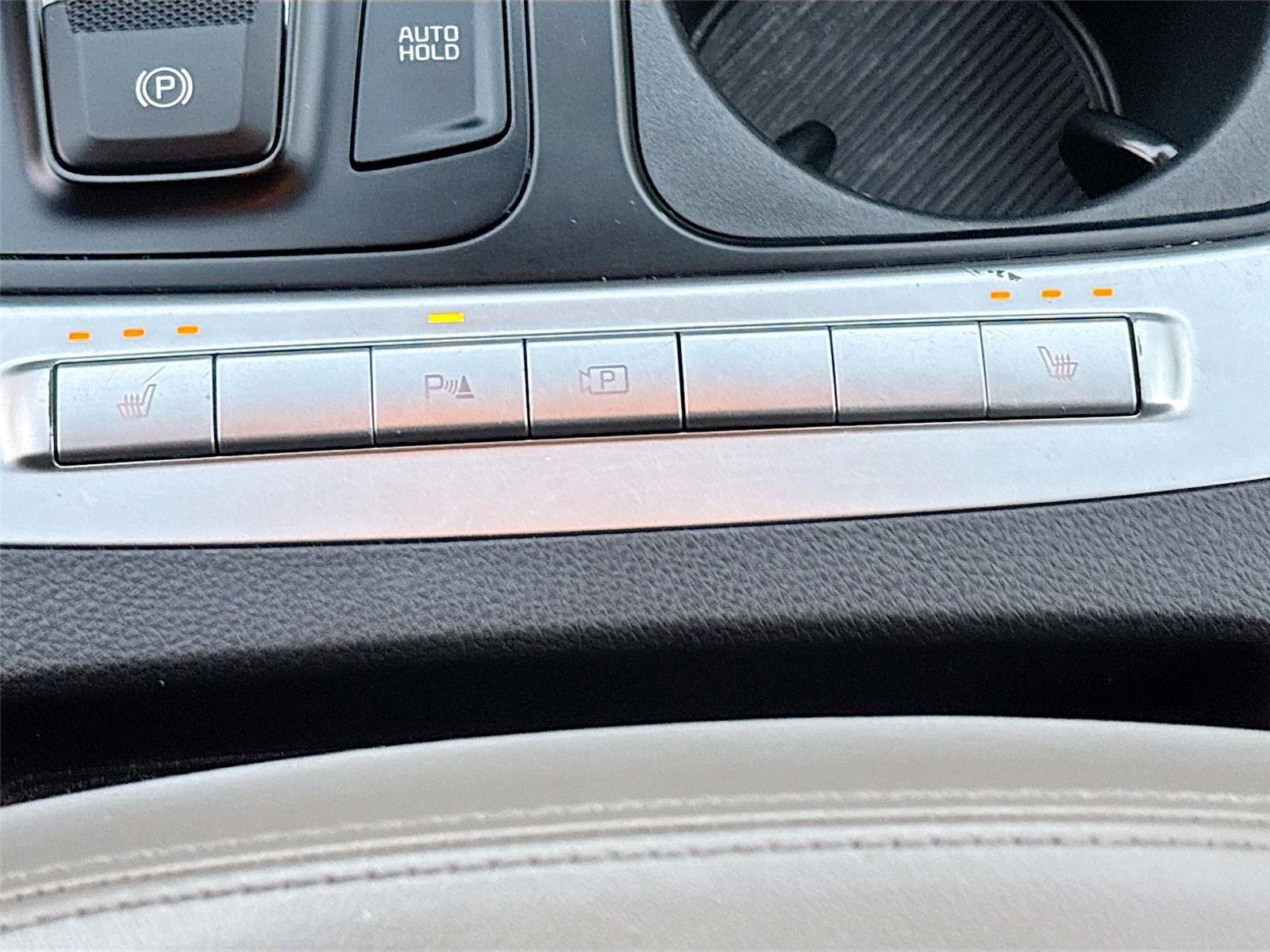 Used 2025 Kia Carnival FWD image 21