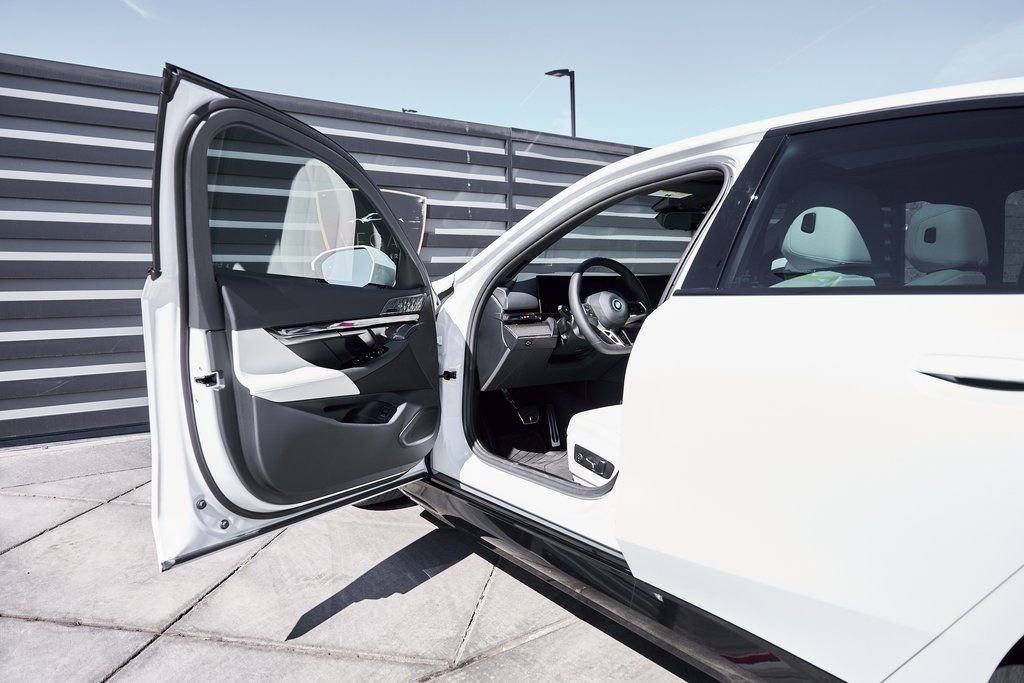 Used 2026 BMW 550e xDrive image 29