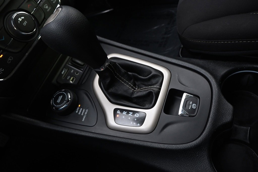 Used 2017 Jeep Cherokee Latitude w/ Safety/Convenience Group image 31