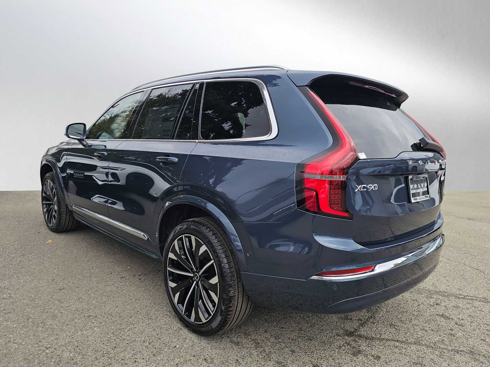New 2026 Volvo XC90 B5 Plus w/ Protection Package AWD/4WD image 5