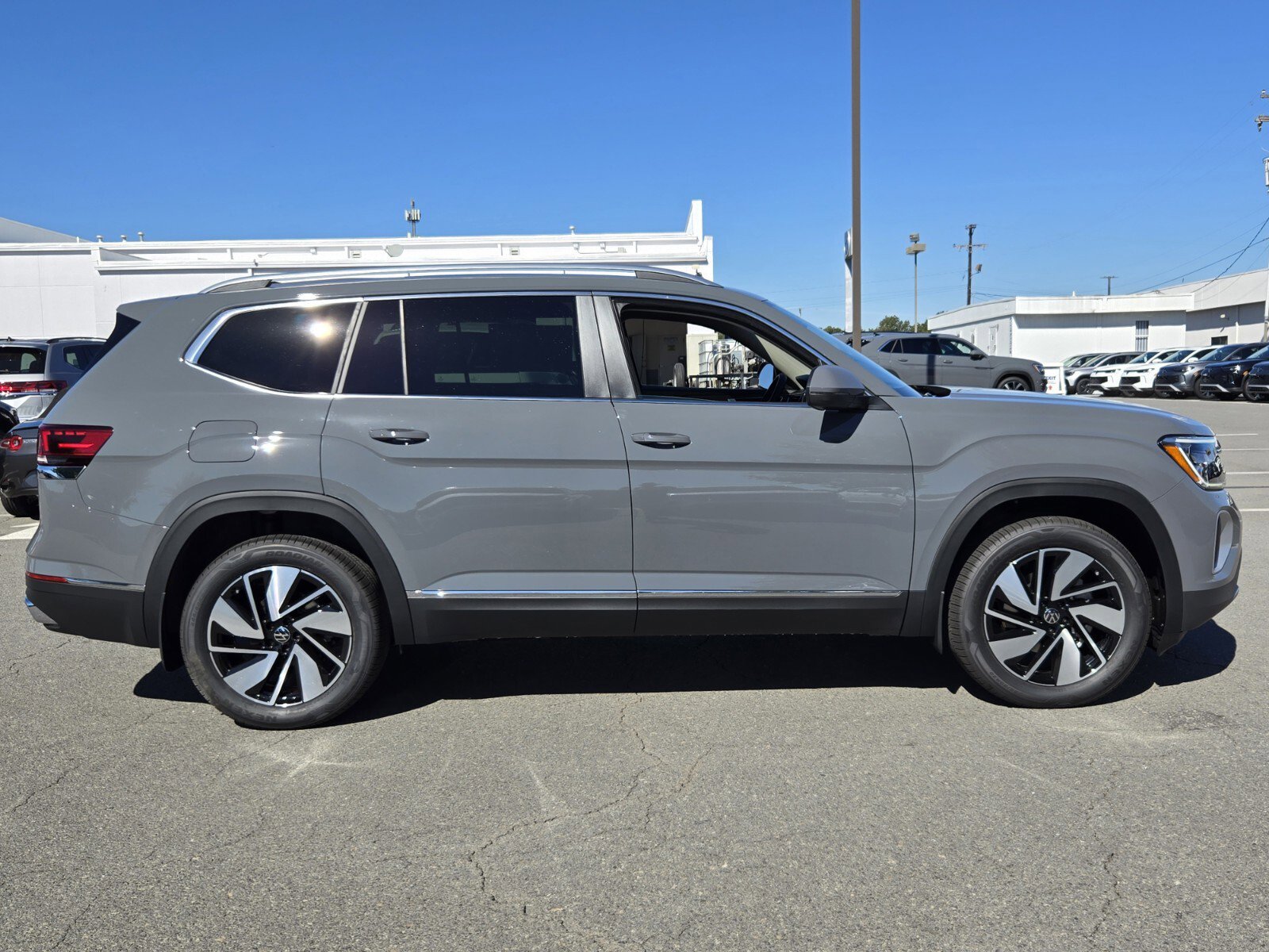New 2026 Volkswagen Atlas SEL image 2