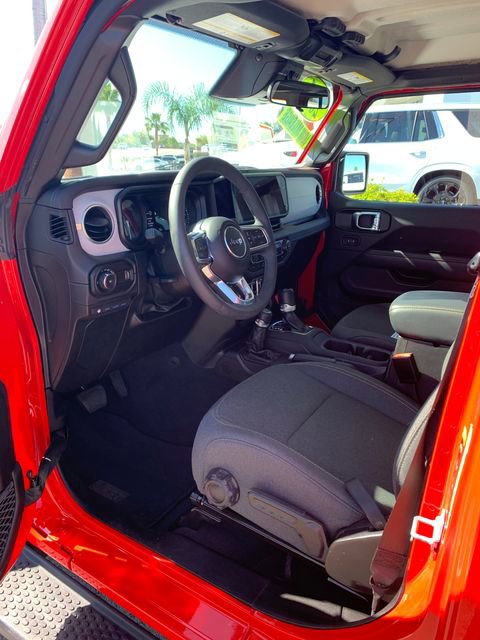 Used 2025 Jeep Wrangler Unlimited Sahara AWD/4WD image 26