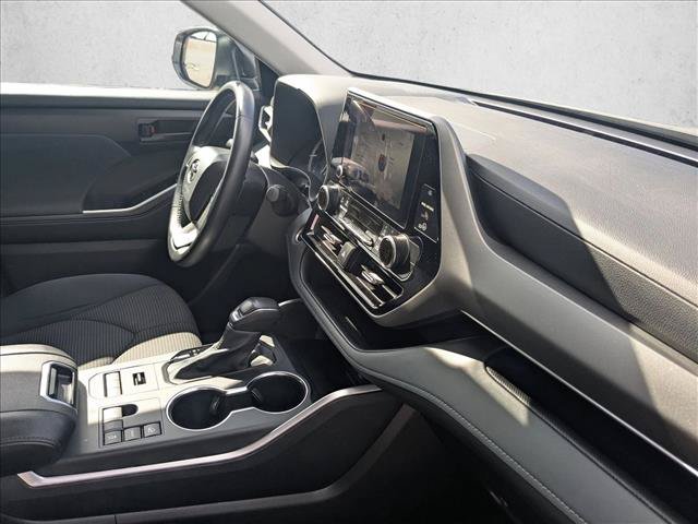 Used 2025 Toyota Highlander LE AWD/4WD image 19