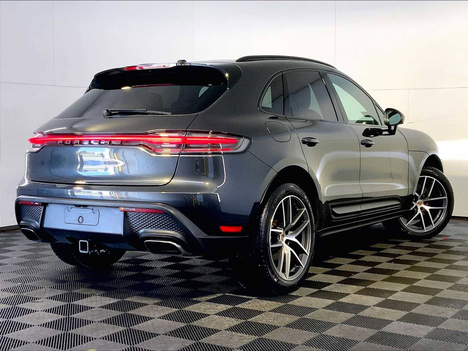 Used 2025 Porsche Macan image 7