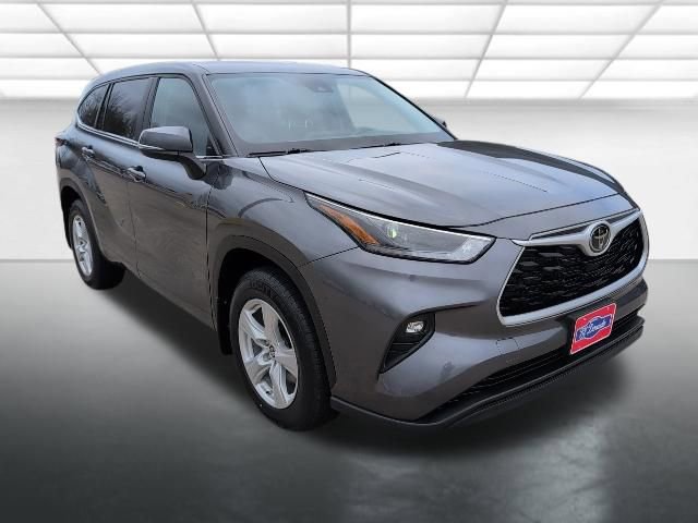 Used 2024 Toyota Highlander LE image 1
