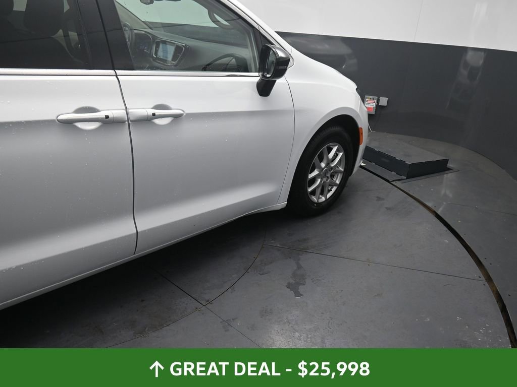 Used 2024 Chrysler Pacifica Touring-L image 25