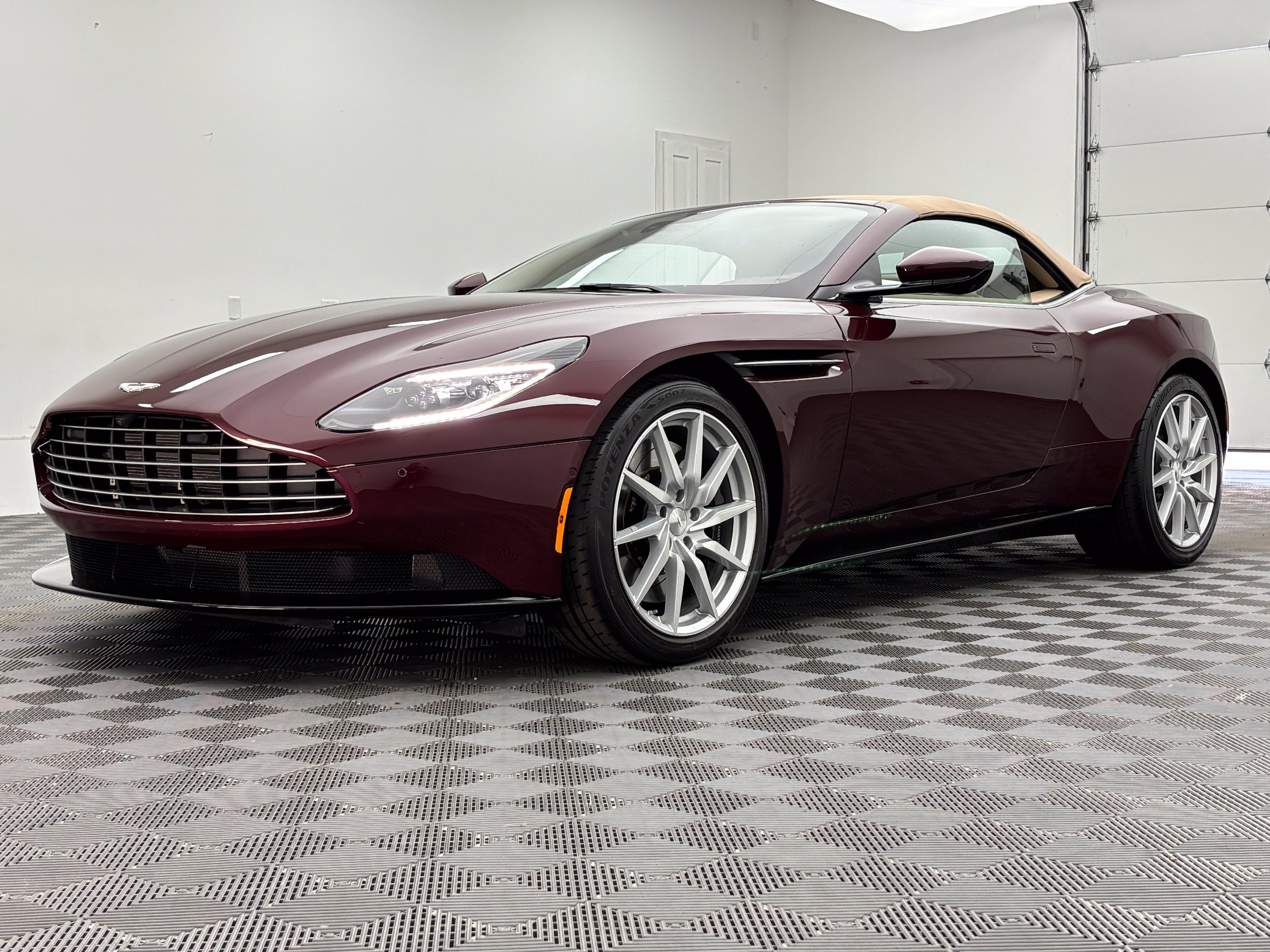 Used 2019 Aston Martin DB11 Volante RWD image 3