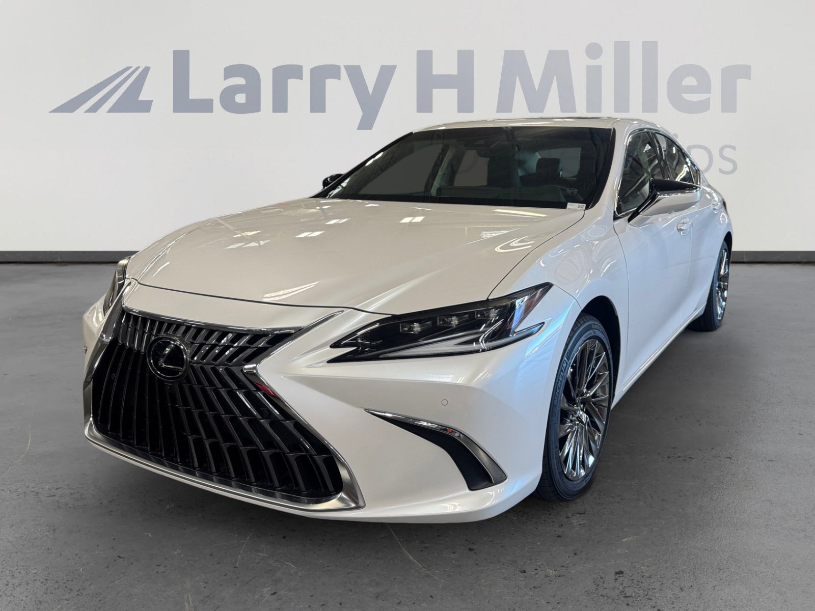 Used 2024 Lexus ES 300h w/ Luxury Package