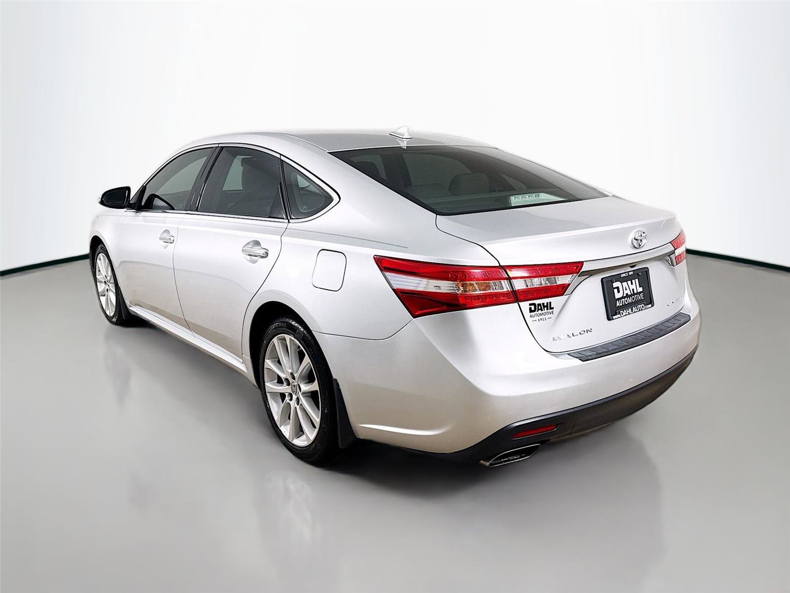 Used 2013 Toyota Avalon Limited w/ Technology Pkg FWD image 10