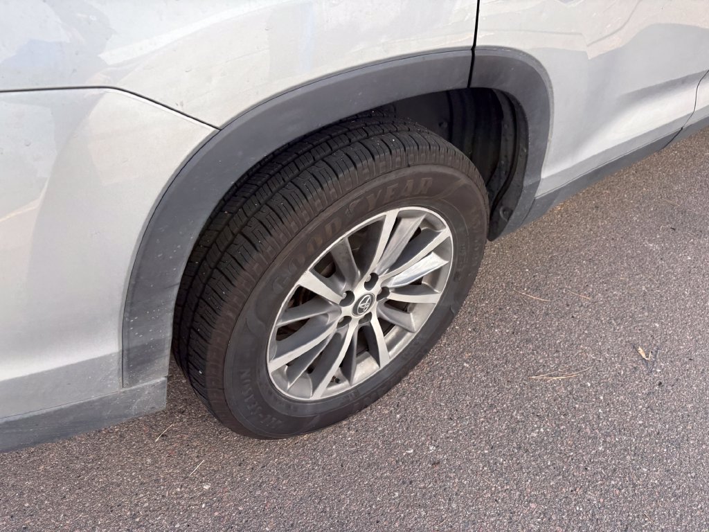 Used 2019 Toyota Highlander XLE FWD image 14