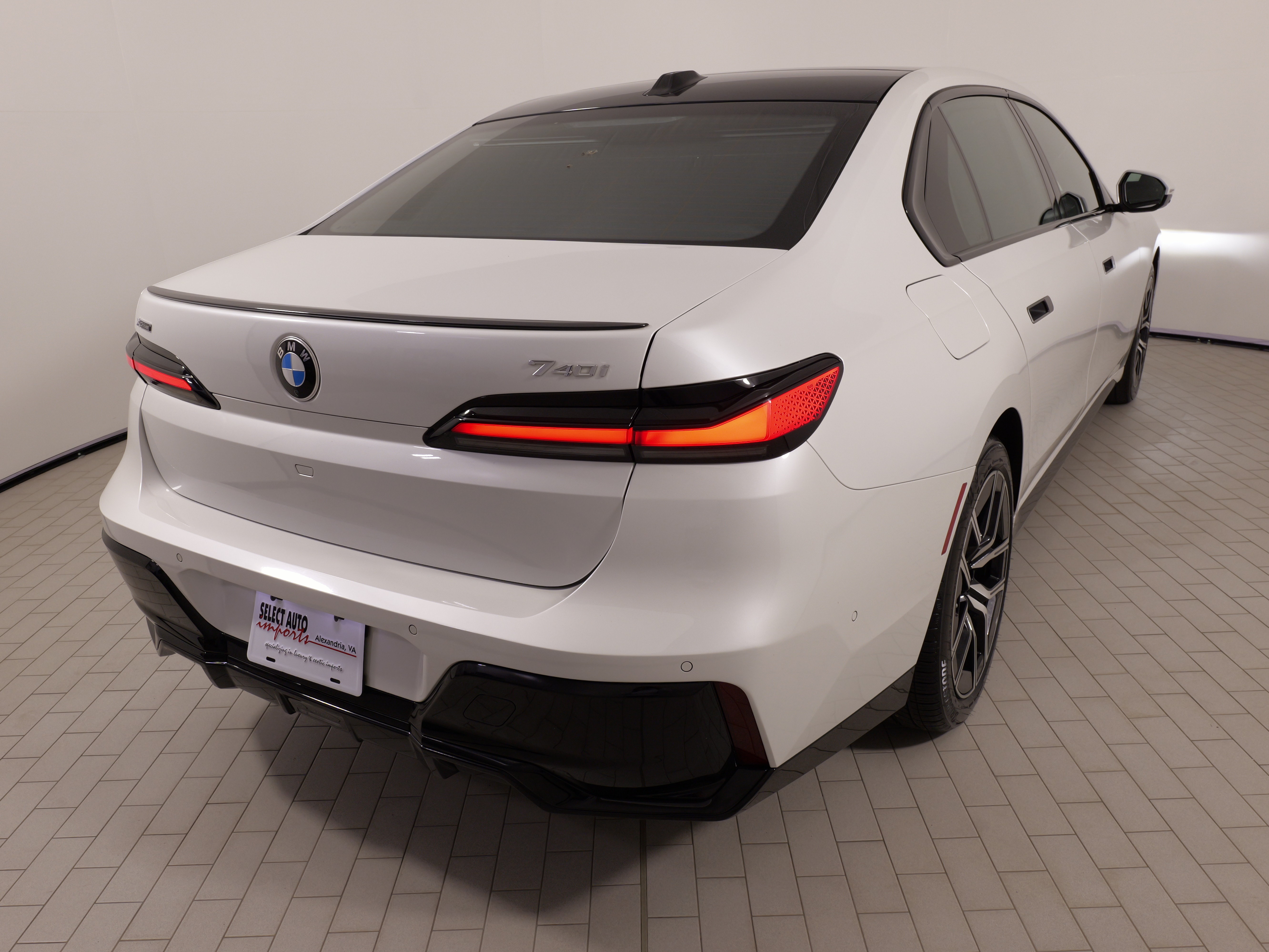 Used 2024 BMW 740i xDrive w/ Premium Package AWD/4WD image 11
