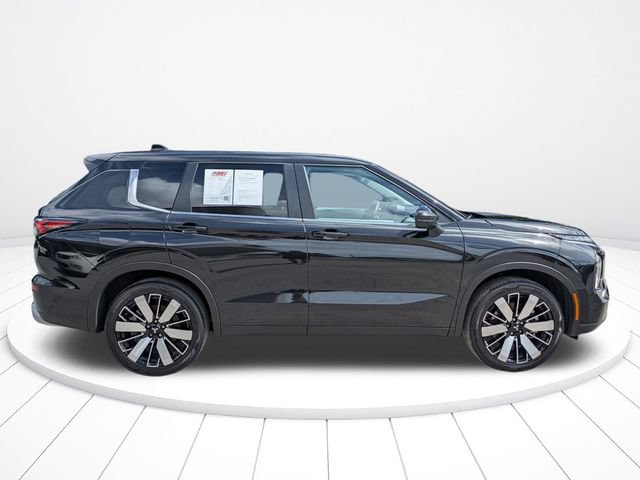 Used 2025 Mitsubishi Outlander SE FWD image 3