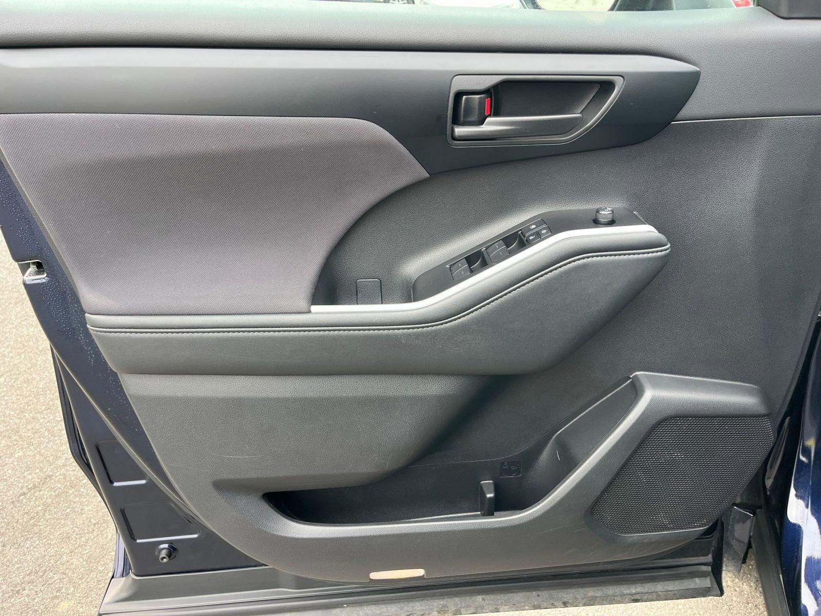 Used 2025 Toyota Highlander LE FWD image 18