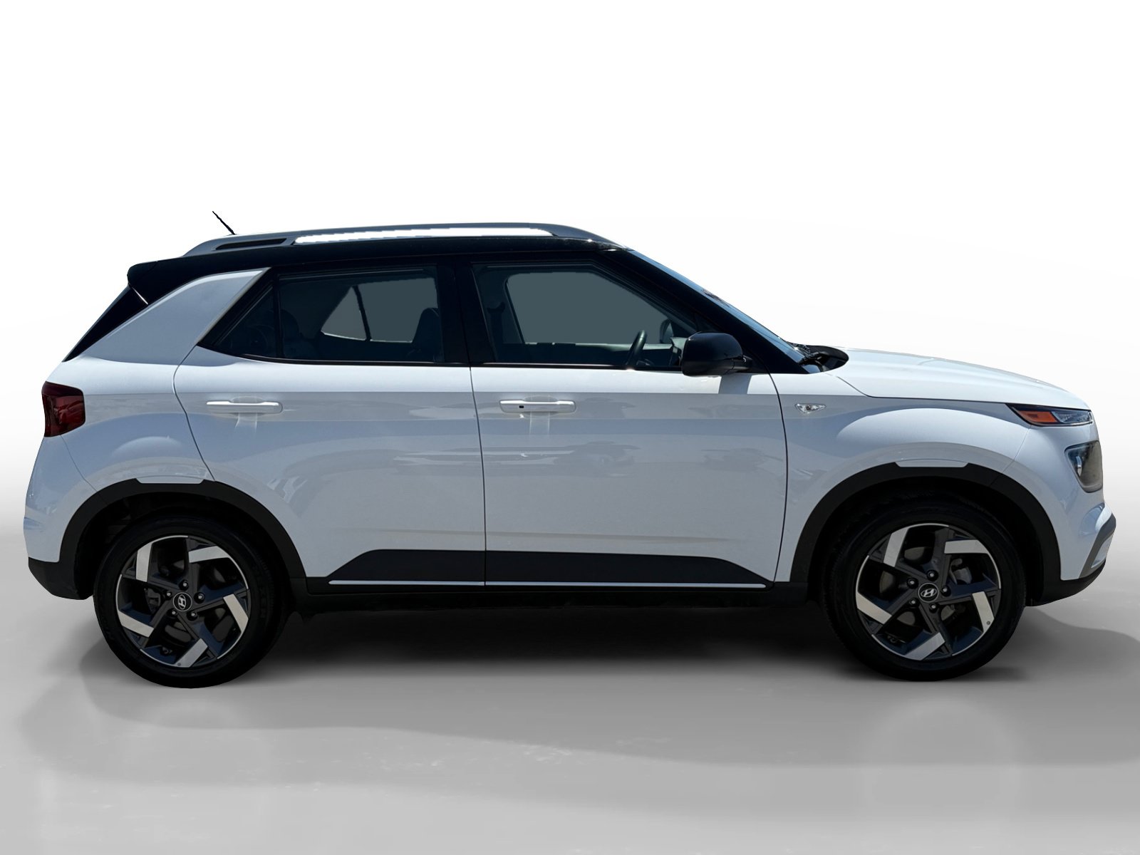 Used 2025 Hyundai Venue Limited FWD image 6
