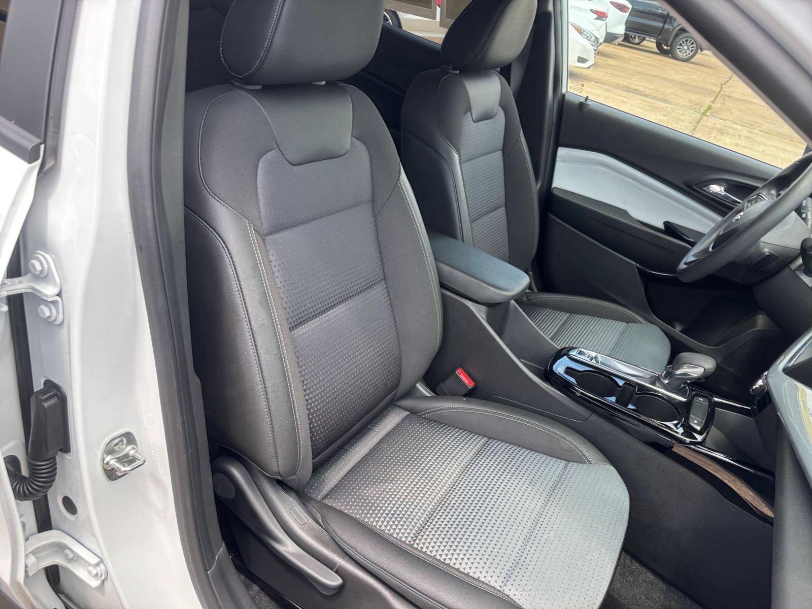 Used 2025 Chevrolet Trax LT FWD image 35