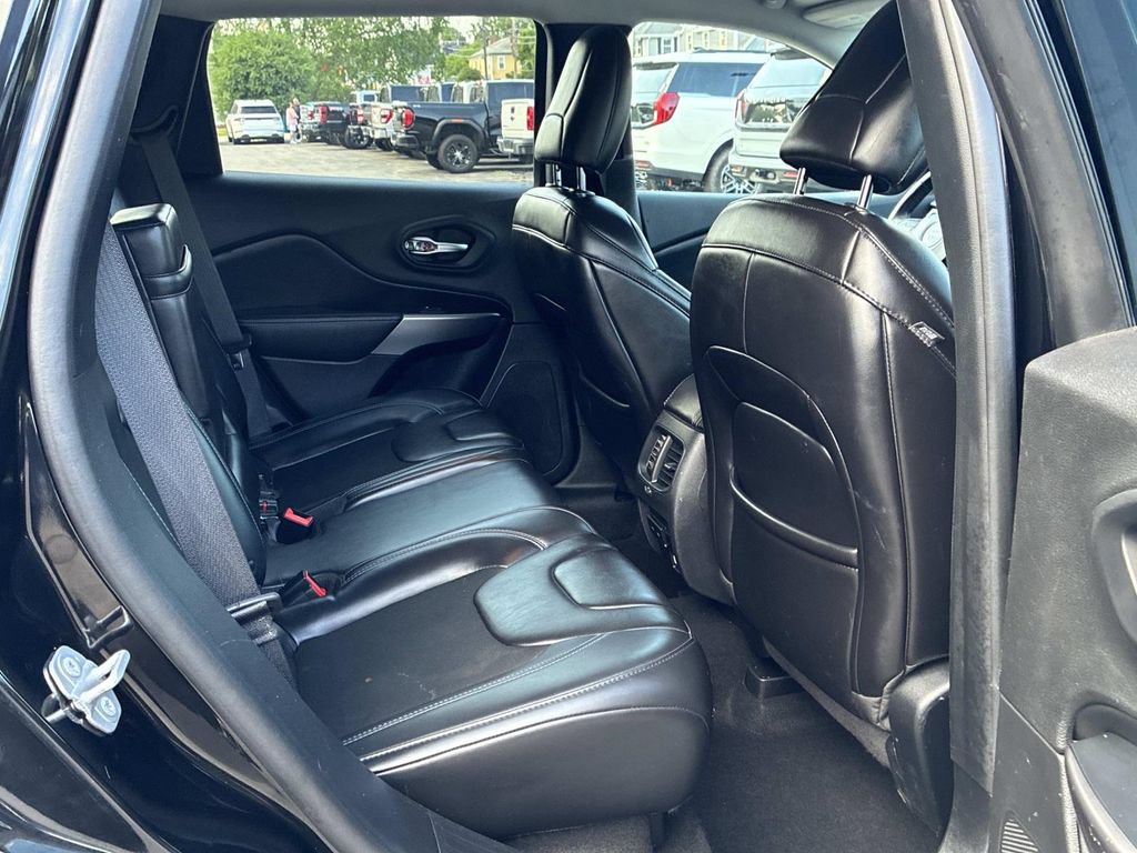 Used 2019 Jeep Cherokee Latitude Plus w/ Comfort/Convenience Group AWD/4WD image 10