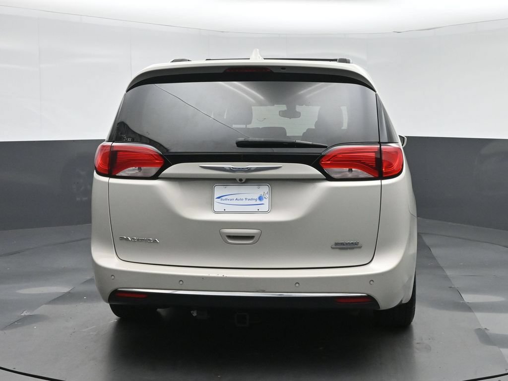 Used 2017 Chrysler Pacifica Touring-L w/ Tire & Wheel Group FWD image 6