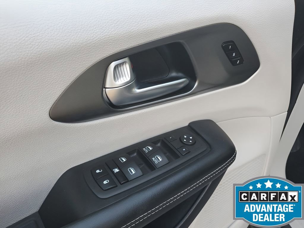 Used 2023 Chrysler Pacifica Touring-L image 46