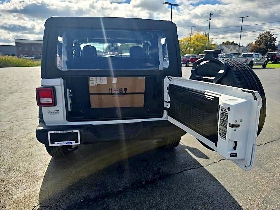Used 2022 Jeep Wrangler Sport image 31