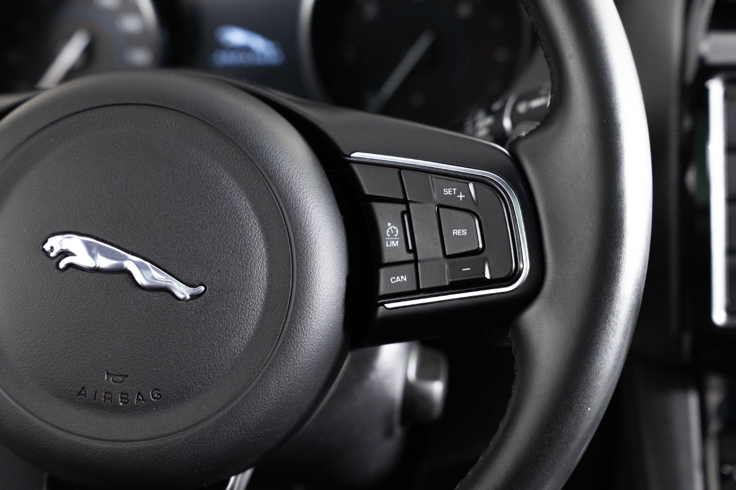 Used 2018 Jaguar F-PACE Premium image 32