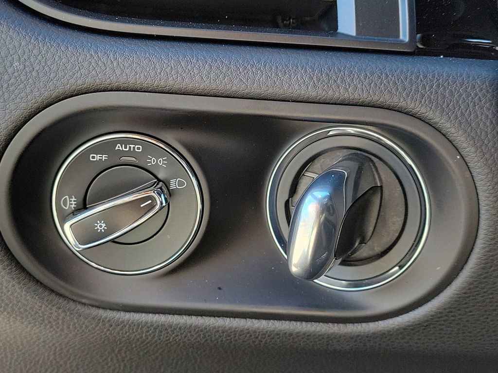 Certified 2025 Porsche Macan Turbo image 39