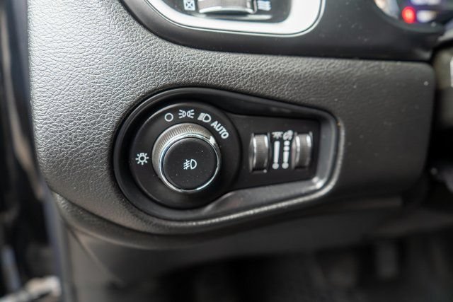 Used 2020 Jeep Renegade Latitude w/ Cold Weather Group AWD/4WD image 20