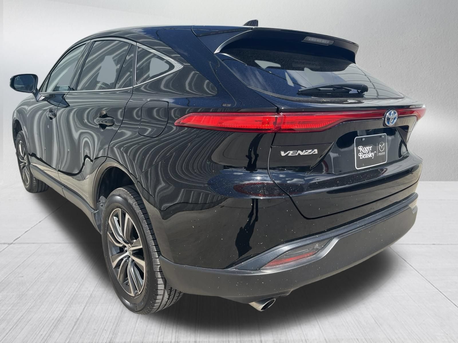 Used 2024 Toyota Venza LE AWD/4WD image 6
