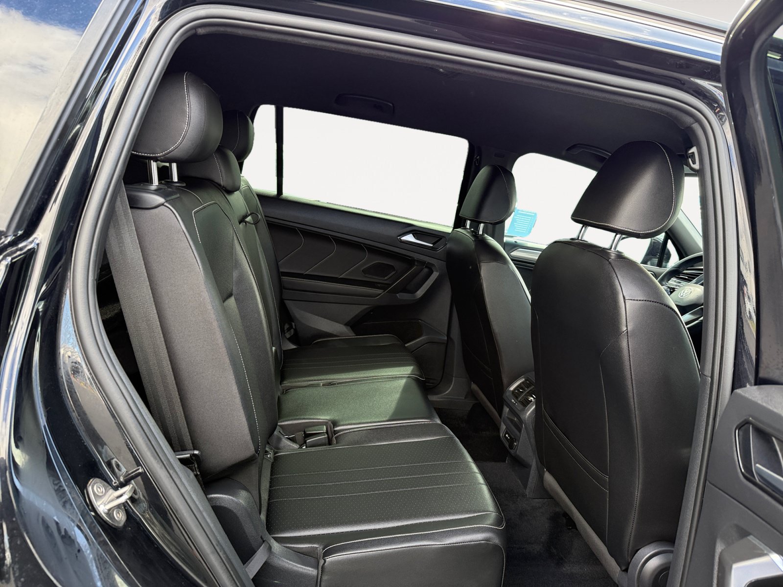 Certified 2022 Volkswagen Tiguan SE R-Line FWD image 18