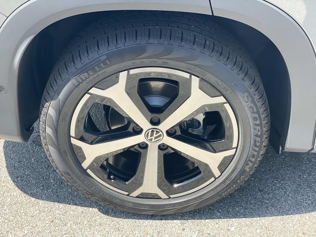 New 2026 Volkswagen Tiguan SE FWD image 30