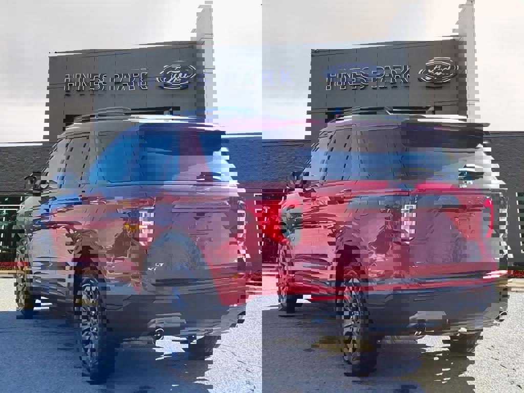 Certified 2022 Ford Explorer XLT w/ Equipment Group 202A image 5