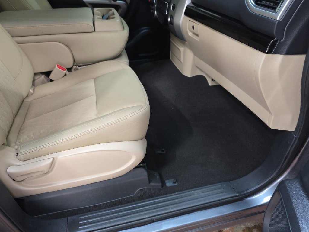 Used 2018 Nissan Titan SV image 11