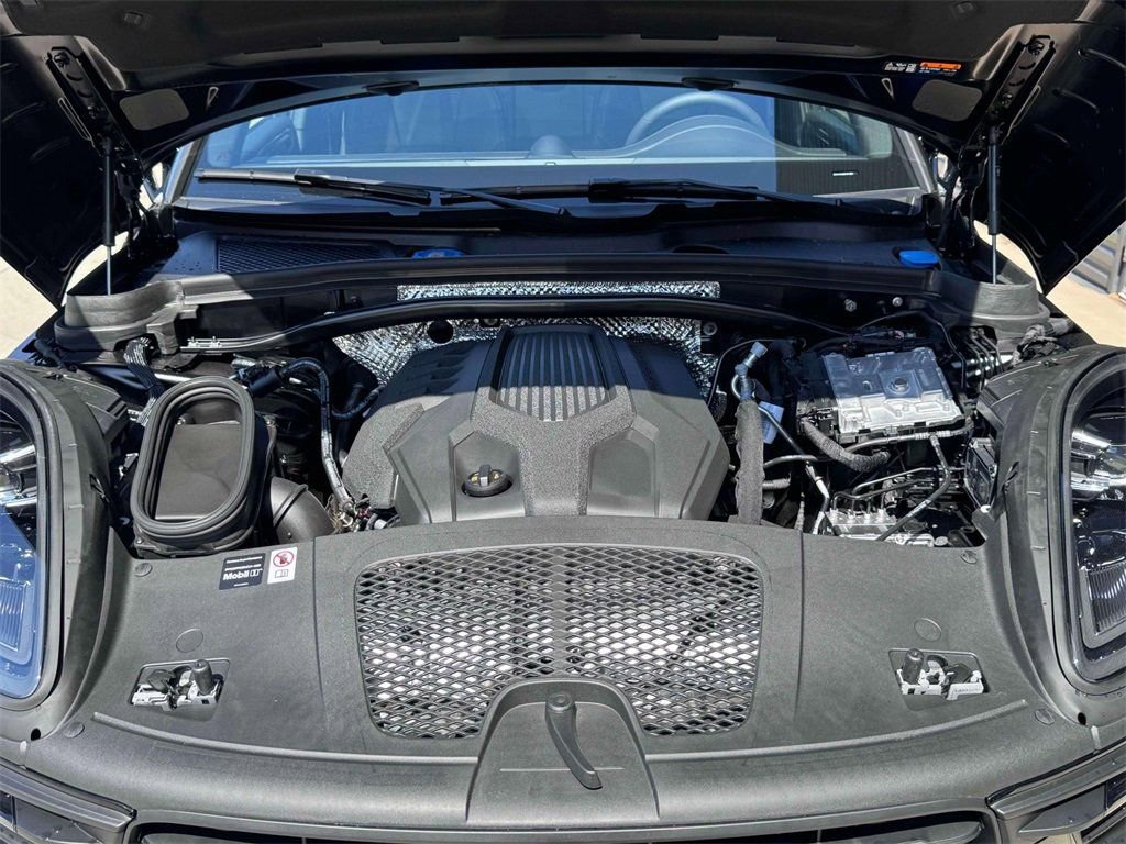 Certified 2025 Porsche Macan AWD/4WD image 28
