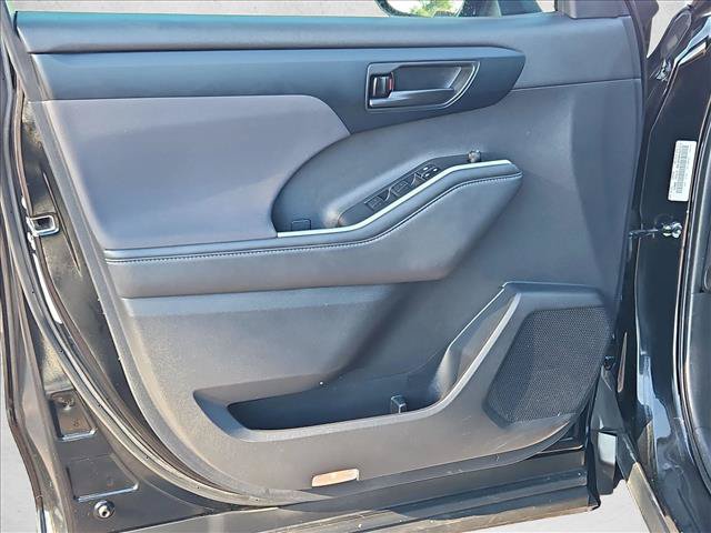 Used 2022 Toyota Highlander L FWD image 9