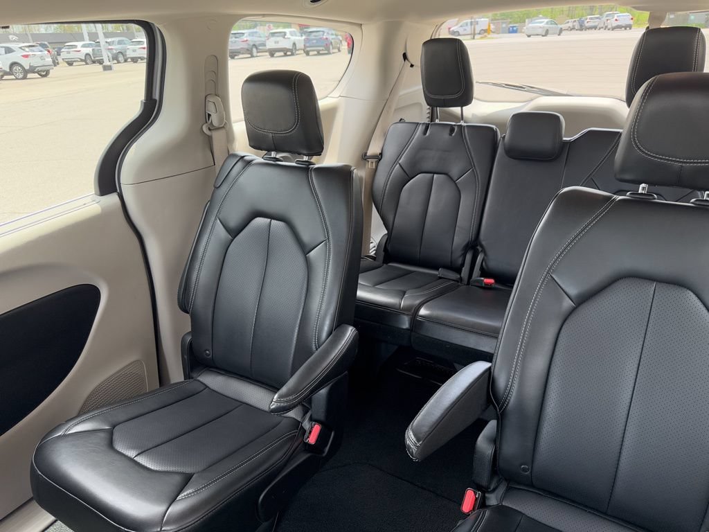 Used 2023 Chrysler Pacifica Touring-L FWD image 46