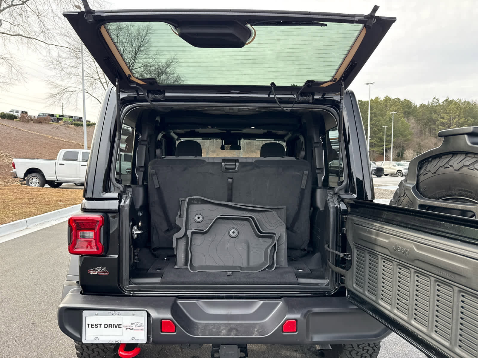 Used 2025 Jeep Wrangler Rubicon w/ Convenience Group image 29